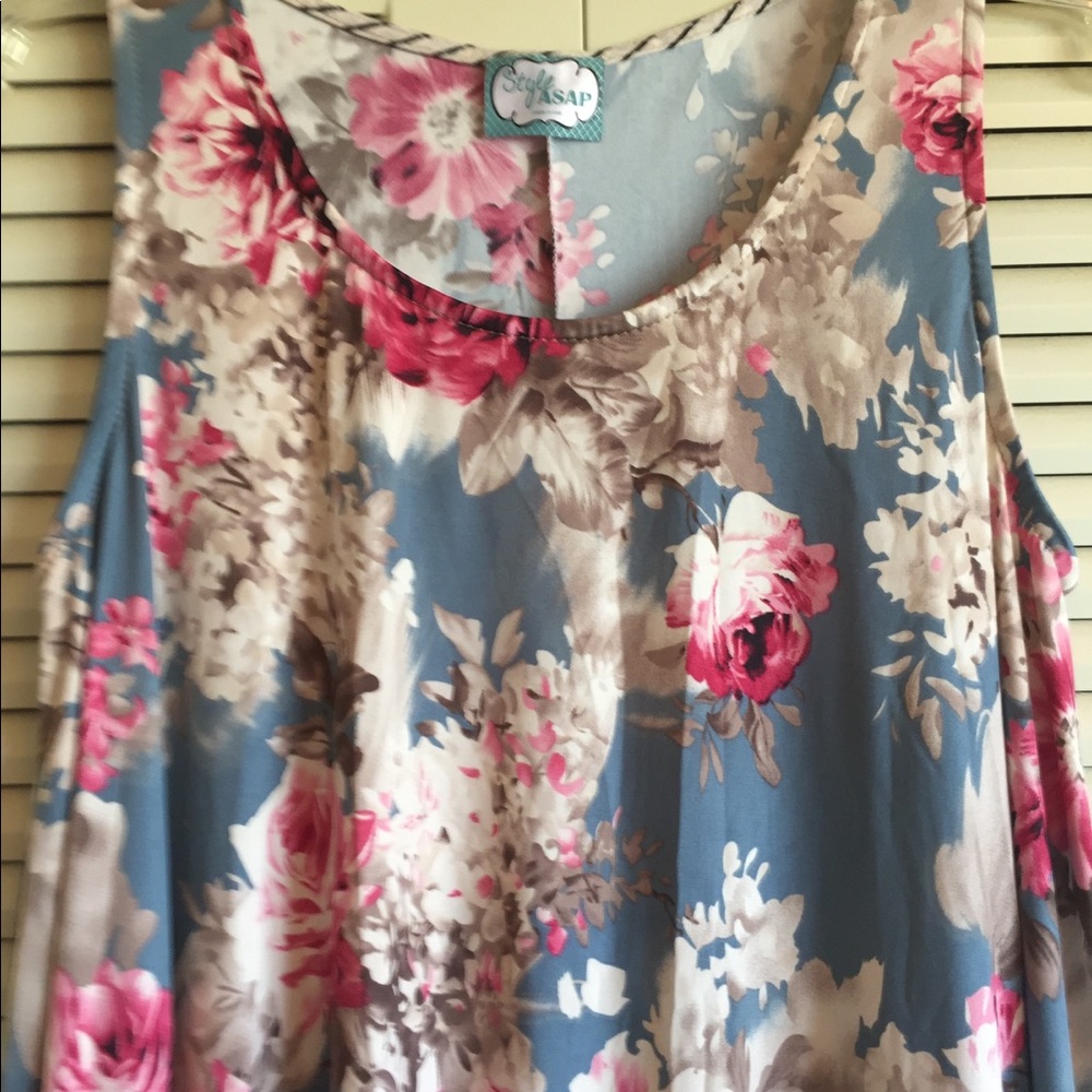 Woman’s Medium Rose Print Tunic ruffled Hem